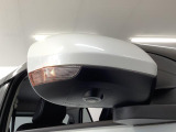 【ウインカーミラー】方向指示器をミラーのランプに点灯。対向車への視認性を高め、安心安全な方向転換をサポートします♪
