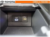 ポータブルオーディオなどの機器を接続して、車両のスピーカーで聞くことができます。