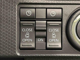 両側パワースライドドアウェルカムオープン機能 降車時にスイッチで予約しておけば、乗車時に電子カードキーを持ってクルマに近づくだけでパワースライドドアが自動でオープン♪