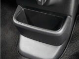 ◆センターロアボックス◆インパネ中央の下部には、ごみ箱としても使用する事ができるセンターロアボックスを装備しております。