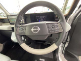 ステアリングスイッチでオーディオ操作が手元でできるので、ハンドルから手を離さずに運転できます。