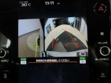 車庫入れや縦列駐車時の、後方視界をサポートするバックモニターを装備!距離の目安となるガイド線を表示します。