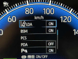 レーンディパーチャーアラートとは車線または走路からの逸脱の可能性を警告すると共に、車線または走路からの逸脱を避けるためのハンドル操作の一部を支援する機能です。詳細は販売店スタッフまでおたずねください。