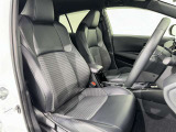 シックな色使いの運転席周りですね。すっきりとしたデザインで上品な色使いです。居心地の良い運転席、長く座ってられるリラックスできるデザインがいいですね。