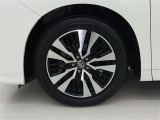 アルミホイールが車の雰囲気を引き立てますね!