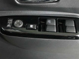 運転席のパワーウインドスイッチで全席窓の開閉・ロック操作ができます。