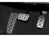 アルミパッド付スポーツペダルが正確な操作を支えます。