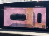 サラウンドビューカメラ装備 車両の4つのカメラから得た映像を合成し、上空から眺めているような映像をモニターに映し出します。車両周辺の歩行者や障害物などの発見に役立ちます。