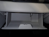 大型のグローBOXが装備されています。よく使うアイテムの収納に便利です、欲しい時にすぐに取り出せます♪