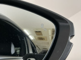 斜め後ろに存在する車を探知。その方向のドアミラー鏡面上にマークを表示し、存在をお知らせしてくれます。また、その方向にウインカーを操作すると、マークの点滅と警告音で注意を促します!