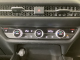 【左右独立オートエアコン】左右席で独立温度コントロールが可能です。運転席はキンキンに冷やして助手席はマイルドにと言った設定が可能です☆暑さ寒さでケンカすることもなくなりますね♪
