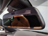 【ミラー内蔵ETC】BMWのETCシステムはルームミラー内蔵型となります。ルームミラー配置により収納スペースを確保しています。