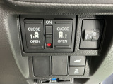 パワースライドドアの開閉はスマートキーのリモコンやドアノブは勿論、運転席側のスイッチ操作でも開閉ができ、安全・簡単です