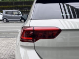 LEDテールランプ(ダイナミックターンインジケーター付き)特徴的な配光パターンによって後続車からの視認性が高まり、万一の追突の危険性を軽減します。