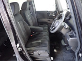 フロントシートはベンチシートです、運転席と助手席の移動が簡単です。 また運転席シートの高さも調整できます。