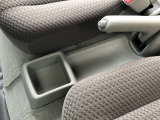 運転席・助手席間には角型ドリンクホルダー。ドリンクを置いても、コインポケットとしても