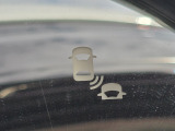 斜め後ろの死角にいる車両の存在を光って知らせてくれる機能です。車線変更時の安全運転をスマートにサポートいたします。