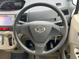 インテリアに合わせたデザインのステアリングは、運転される方のことも考え、運転しやすい形状、大きさです。是非一度、実際に触ってお確かめください。