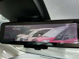 インテリジェントルームミラーは後席の人やヘッドレスト、荷室に積んだ荷物などで後が見にくい時でも、車両後方のカメラ映像をミラー面に映し出すので、いつでもクリアな後方視界が得られます。