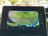 駐車時や後退時の安全をサポートします。後方の状況をモニターに表示するので、安心して運転できます。狭い場所でも安心です。