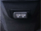 【USB接続】後部座席でもUSB接続によるスマートフォン等の充電が可能です。
