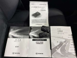 あると便利なスマートキー付きです。鍵の開閉もエンジンの始動もワンタッチでとてもカンタンです。両手がふさがってても快適です。