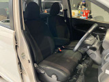運転席、助手席です。座面も広くゆったりと座れてアームレストも付いているので重宝します。
