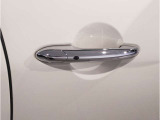 【スマートキー】車両のキーをカバンやポケットに入れたまま、お車の開閉が可能で御座います。お車の前に立ってキーを探す必要が御座いません。