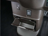 ◆センターロアボックス◆インパネ中央の下部には、ごみ箱としても使用する事ができるセンターロアボックスを装備しております。