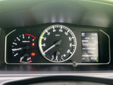 速度計を中心に、燃料や水温、各種車両情報をまとめて確認できるメーターまわりです。必要な表示が運転席正面に集まり、走行中も情報を把握しやすい配置です。