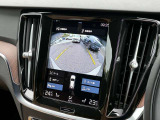 【360&deg;ビューカメラ】4台の高解像度カメラで360度の鳥瞰図を表示。隣の車や壁、死角にある障害物などを画面で確認できるため、狭いスペースでの駐車・出入りも安心です。