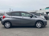 ◆衝突被害軽減ブレーキ◆フロントカメラで前方の車両や歩行者を検知。衝突の可能性が高まるとメーター内の警告灯表示とブザーでドライバーに回避操作または衝突回避を支援してくれます!