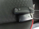スマートキーです。バッグやポケットに携帯していれば、キーを取り出さなくてもドアの解錠・施錠ができます。エンジンの始動はブレーキを踏みながらパワースイッチをワンプッシュするだけです。