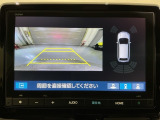 リバースギアに入れるだけで後方の表示へ切り替わります。夜間や雨の日の駐車も楽になりますよ。