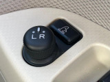 【電動格納ミラー】サイドミラーは電動格納式となっており、狭い駐車場でもキズがつくリスクを抑えられます。