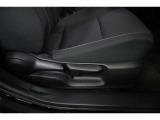 運転席シートリフター装備!シートの上下調整で運転操作の視界を確保できます。
