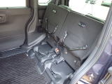 ◆チップアップ&ダイブダウン機構付【ULTR SEAT】は後席座面を左右分割で跳ね上げることができます。トランクで積載できない背の高い荷物をラクラク収納できます。ホンダ車ならではの人気装備です。