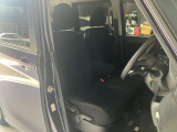 運転席、助手席です。座面も広くゆったりと座れてアームレストも付いているので重宝します。