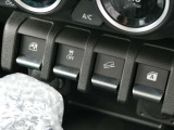 エアコンパネル下に横滑り防止装置OFFスイッチ、ヒルディセントコントロール(下り坂アシスト)ONスイッチがあります。両脇のスイッチでは窓の操作ができます。