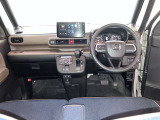 運転席周りのレイアウトをご覧ください。ナビゲーションが綺麗に装着されすっきり収まってますね!