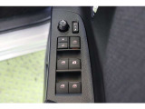 全ての窓が運転席から操作できます。今やほぼ当たり前ですが、無いと不便なアイテムですね。ドアの施錠・解錠と連動してドアミラーが格納・復帰するオート電動格納機能も装備しています。
