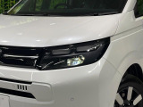 【LEDヘッドライト】悪天候や夜間走行時も良好な視界を確保し安心して運転できる高輝度LEDヘッドライトを装備!点灯速度が早く、消費電力も抑えられています。