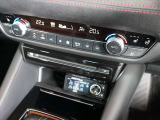四季を通じて車内を快適に保つオートエアコンを装備しています。又、冬場の朝一のスタート時には大変嬉しいシートヒーターを運転席&助手席に装着、ヒーターが効き始めるまでの冷間時でも快適にスタート出来ます。