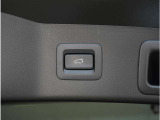 【パワーリアゲート】スイッチを操作することにより、リアゲートが自動で開閉します。自動開閉中のリアゲートを、半開以上の位置で止めることができます。