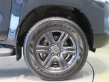 純正のアルミホイール装着車です。タイヤサイズは265/65R17です。