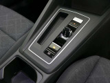 トランスミッションはギヤチェンジの切れ目がない滑らかな加速を実現する新世代「DSG」を搭載。