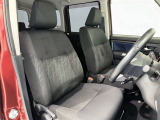 高いホールド性で運転姿勢が安定します。長距離ドライブでも疲れにくいのが魅力です。快適なドライビングライフをお送りください♪