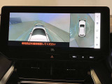 複数のカメラの映像をもとに、クルマを真上から見ているような映像をドライバーに提供し駐車をサポートする機能です。