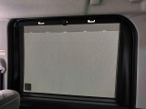 後席にお乗りの方が眩しくないように日差しを軽減する格納式リヤドアサンシェードが付いてます