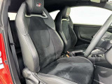 シックな色使いの運転席周りですね。すっきりとしたデザインで上品な色使いです。居心地の良い運転席、長く座ってられるリラックスできるデザインがいいですね。